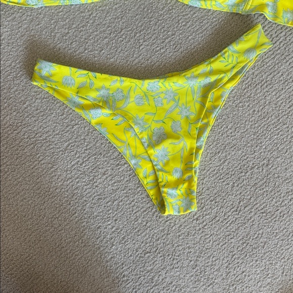 Bikini - Picture 2 of 3